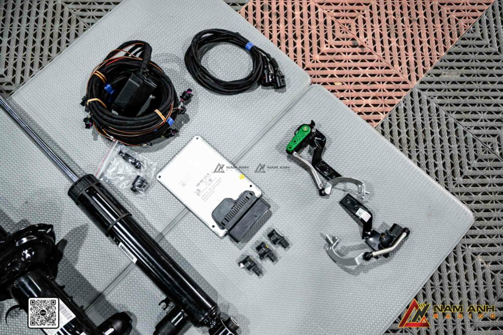 Mỗi thao tác đều được kiểm soát chặt chẽ, đảm bảo hệ thống phanh ACC và phuộc DCC hoạt động ổn định, chuẩn từng chi tiết