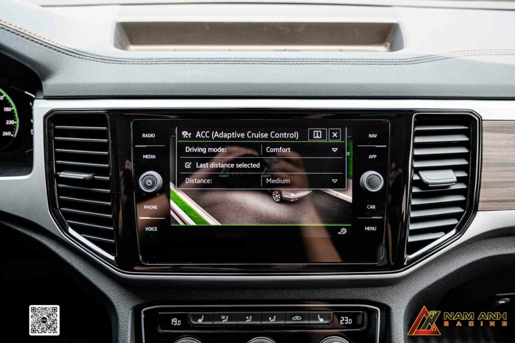 Phanh ACC thông minh – tự động giữ khoảng cách an toàn và điều chỉnh tốc độ mượt mà theo tình huống thực tế.
