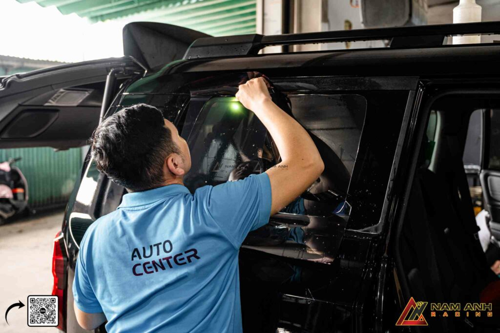 Kính 3M chính hãng, chống tia UV, cắt nhiệt tối ưu cho khoang cabin.