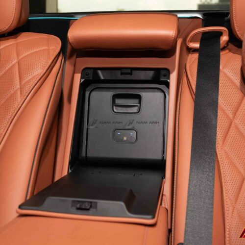 Lắp đặt tủ lạnh giữa hai ghế sau cho Mercedes W223