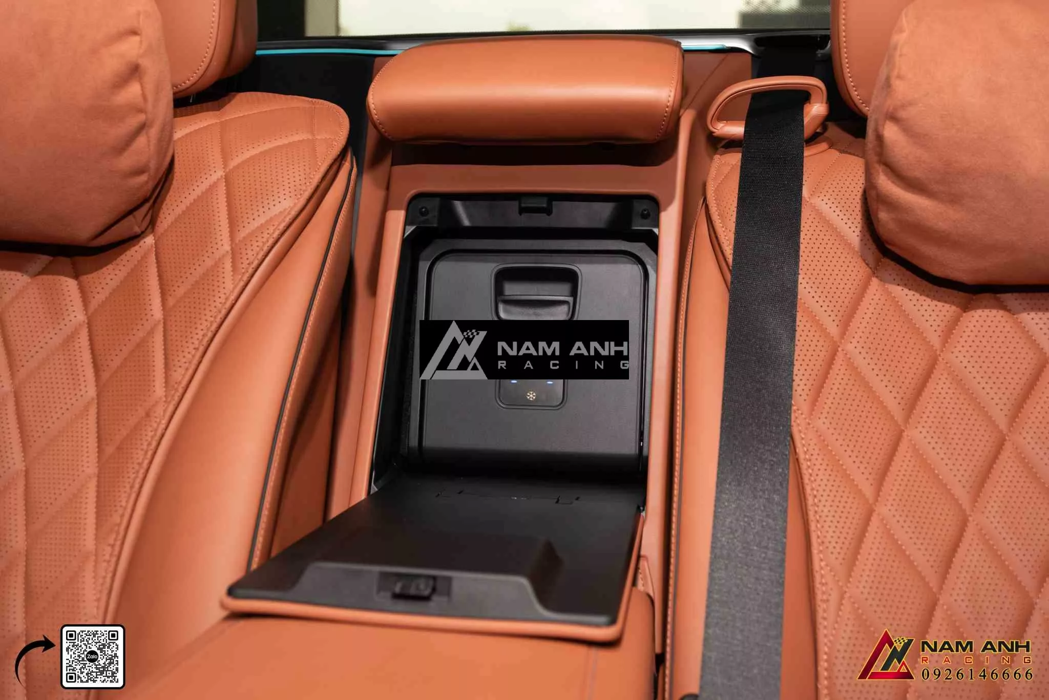 Lắp đặt tủ lạnh giữa hai ghế sau cho Mercedes W223