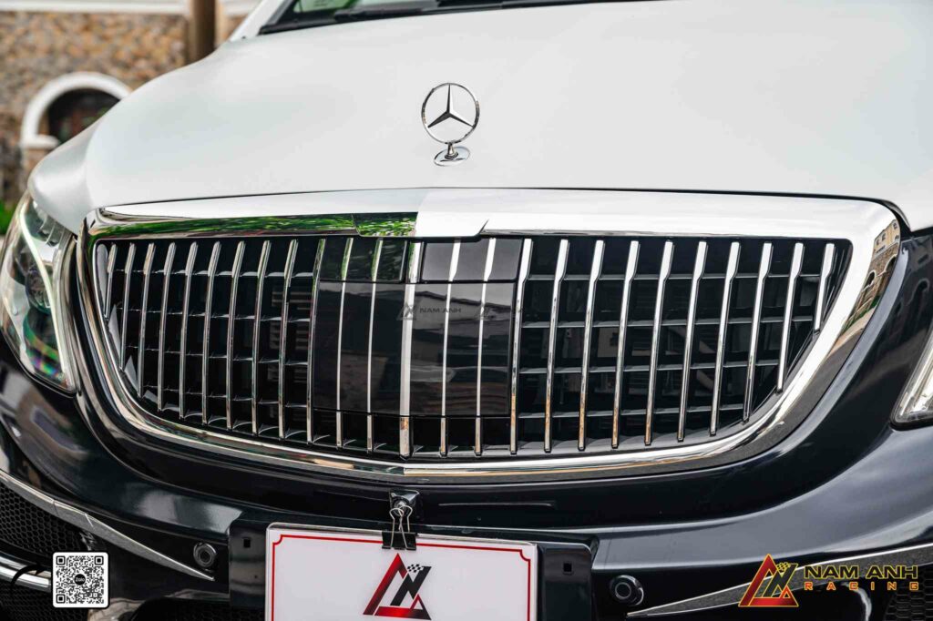 Mặt cắt bo cong tinh tế – giữ nguyên sự liền lạc với cụm đèn pha và lưới tản nhiệt.