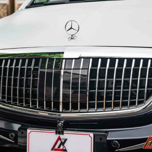 Mặt cắt bo cong tinh tế – giữ nguyên sự liền lạc với cụm đèn pha và lưới tản nhiệt.