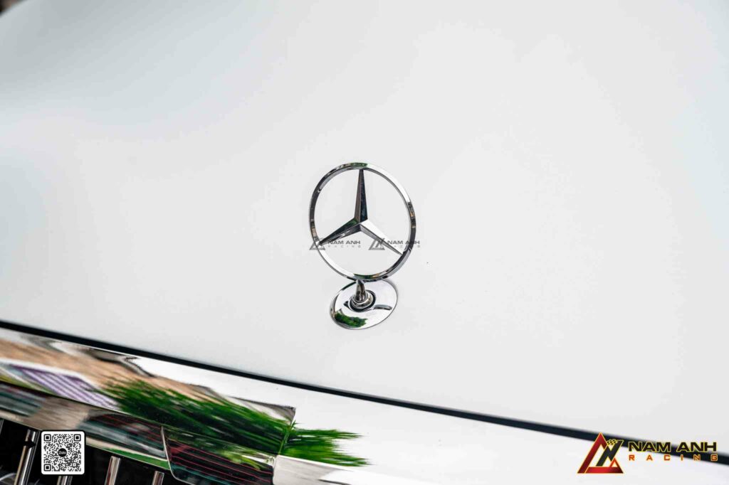Logo Maybach trước mũi xe – chi tiết nhỏ tạo điểm nhấn nhận diện đẳng cấp.