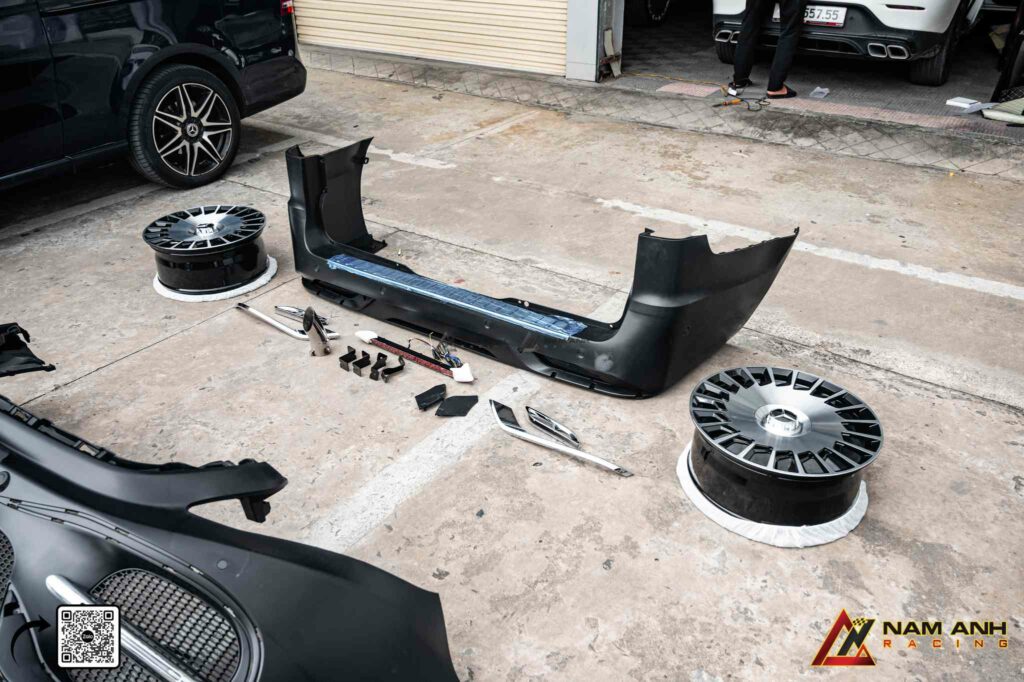 Lắp đặt bodykit theo chuẩn Maybach – sang trọng, kín khít từng chi tiết.