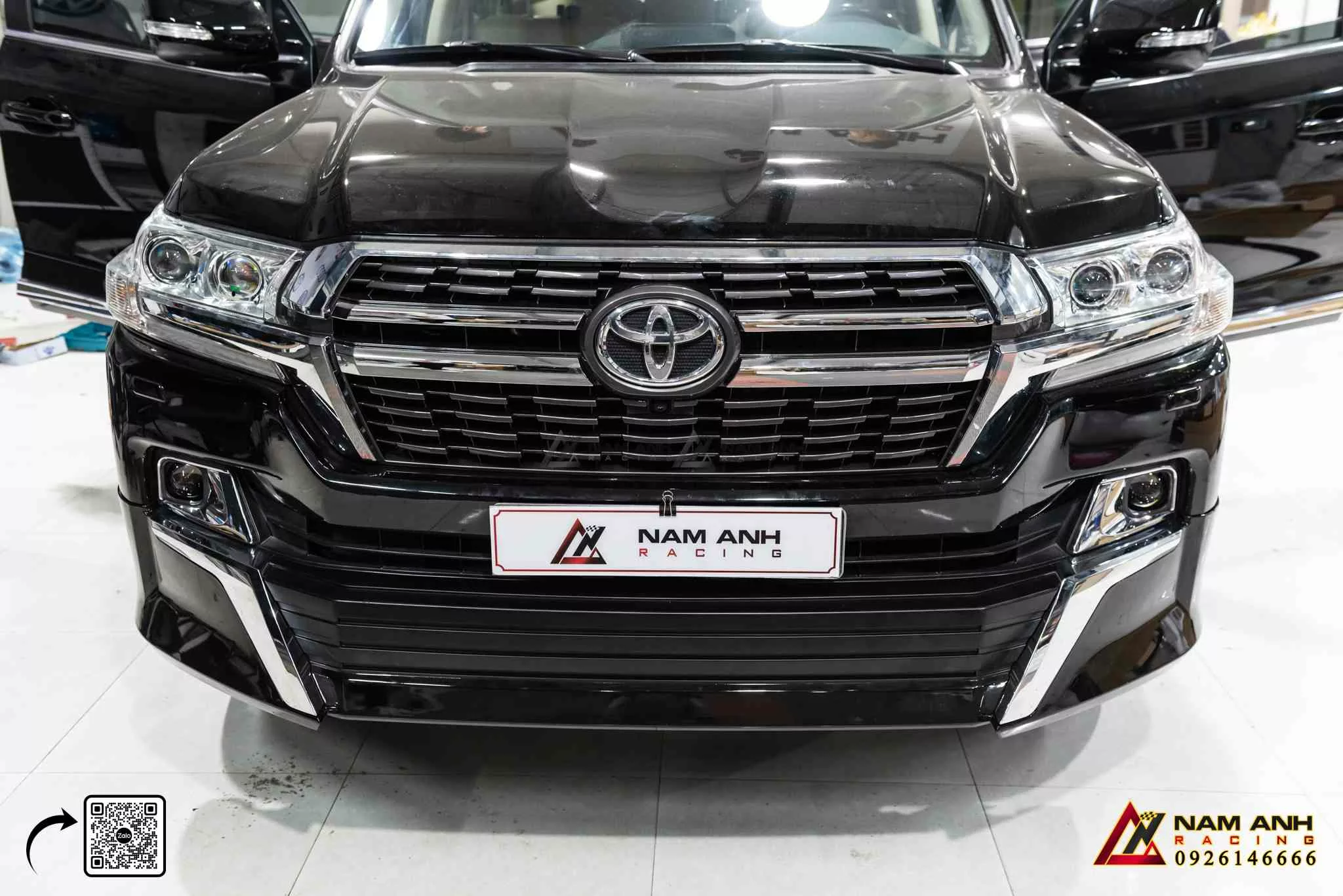 Đường nét sắc sảo, tinh tế kết hợp hài hòa với kiểu dáng LC200 mạnh mẽ