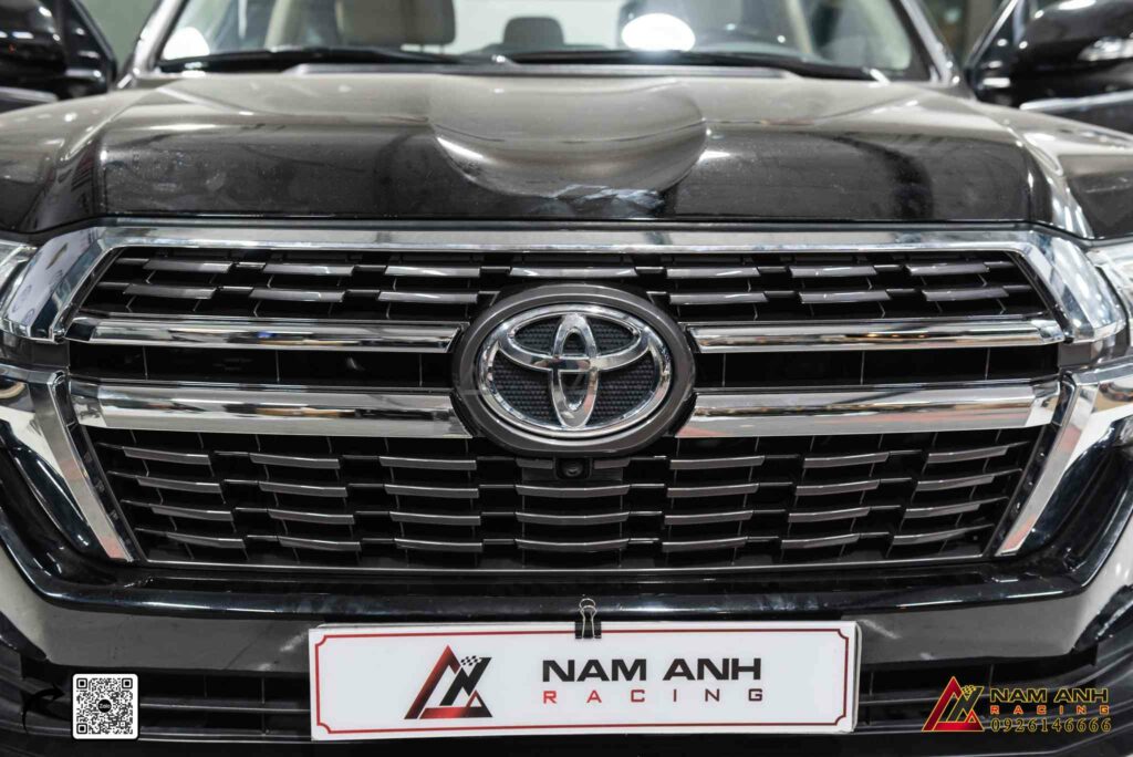 Bodylip Trung Đông khiến LC200 trở nên dày dặn, lực lưỡng và đầy uy lực ngay từ ánh nhìn đầu tiên. 