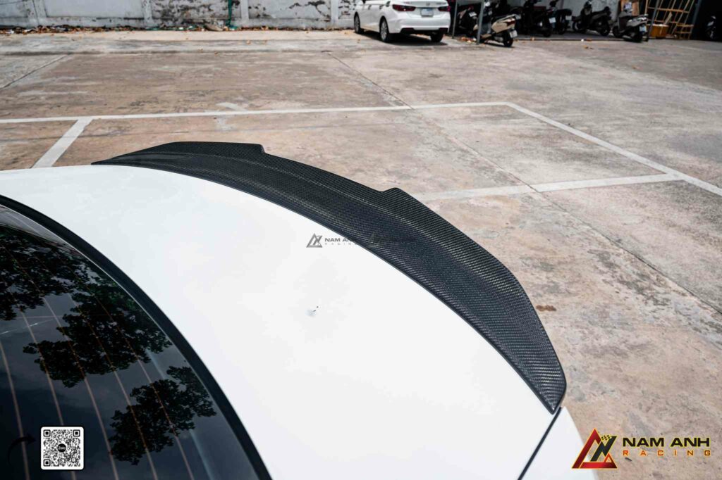 Cánh gió carbon tôn dáng đuôi xe, tối ưu luồng gió khi chạy tốc độ cao.

