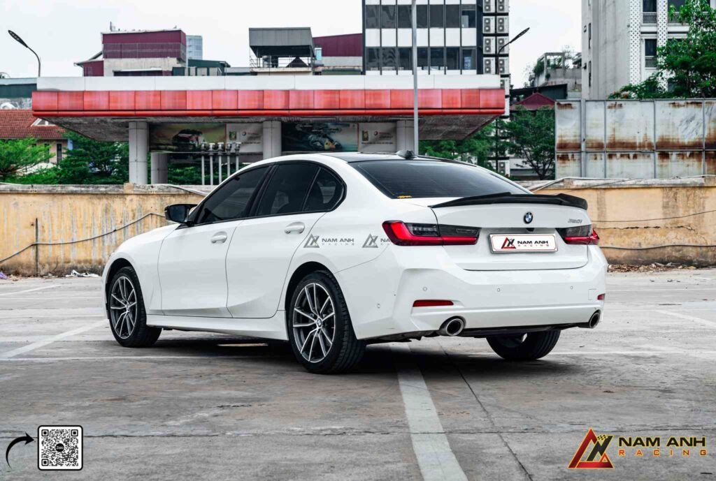 Cánh gió carbon M-Performance điểm nhấn tinh tế cho phần đuôi xe.