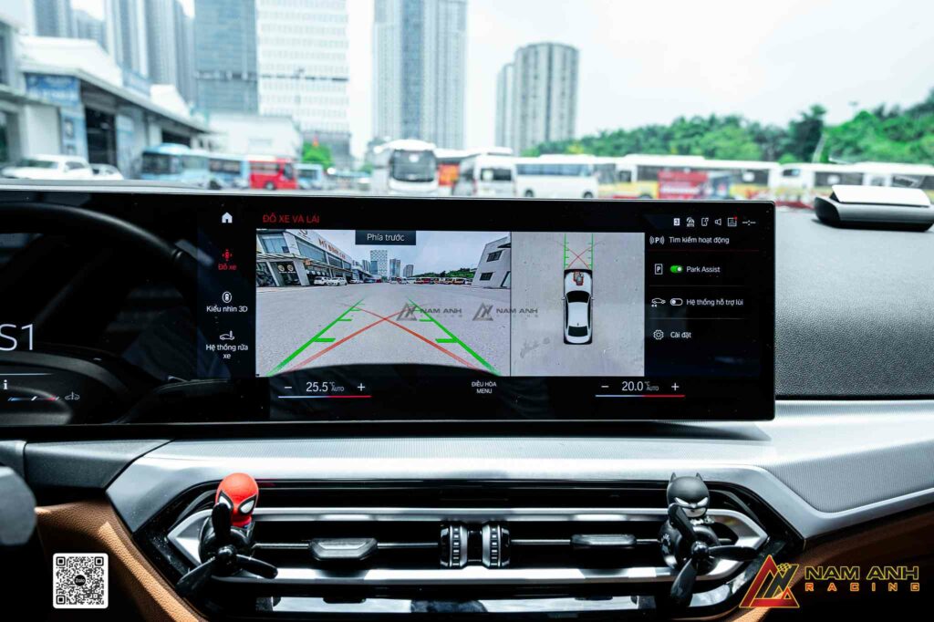 Toàn bộ góc quanh xe được mô phỏng trực quan theo thời gian thực.

