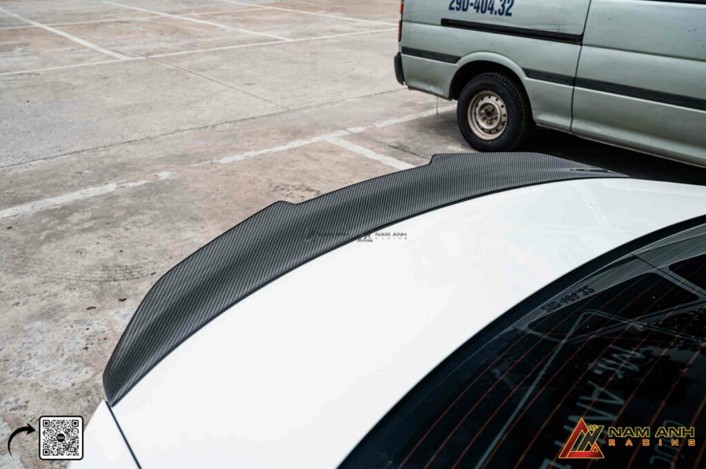 Bộ ba nâng cấp – camera, cánh gió và ốp gương – định hình rõ nét cá tính BMW 320i Sport Line.

