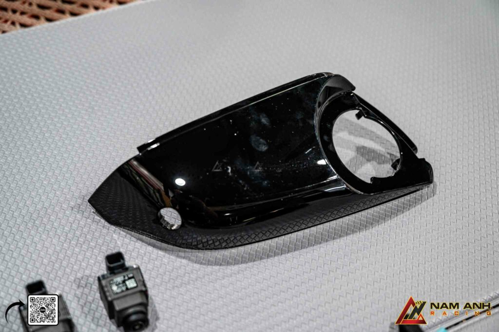 Cánh gió carbon, ốp gương M-Performance và bodylip – tăng chất thể thao cho tổng thể xe.

