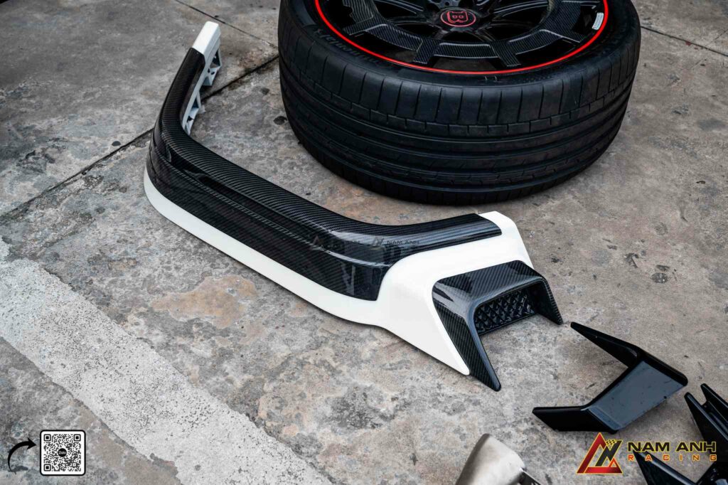 Capo carbon thiết kế sắc sảo, tích hợp khe thoát nhiệt nâng hiệu suất vận hành

