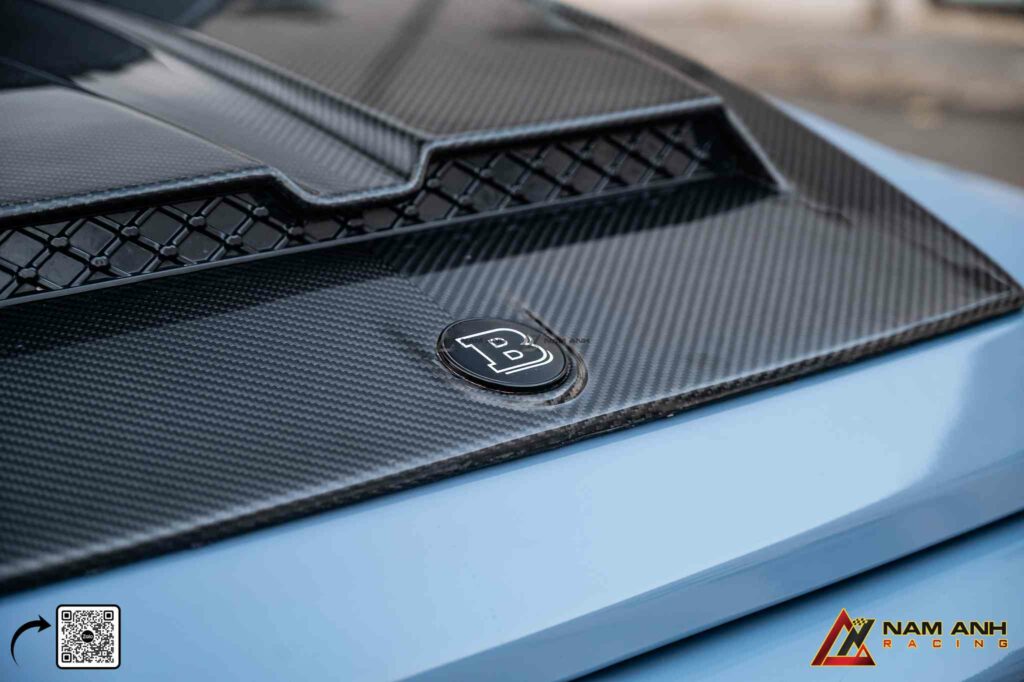 Capo carbon thiết kế góc cạnh, tạo nên diện mạo đầy uy lực cho đầu xe

