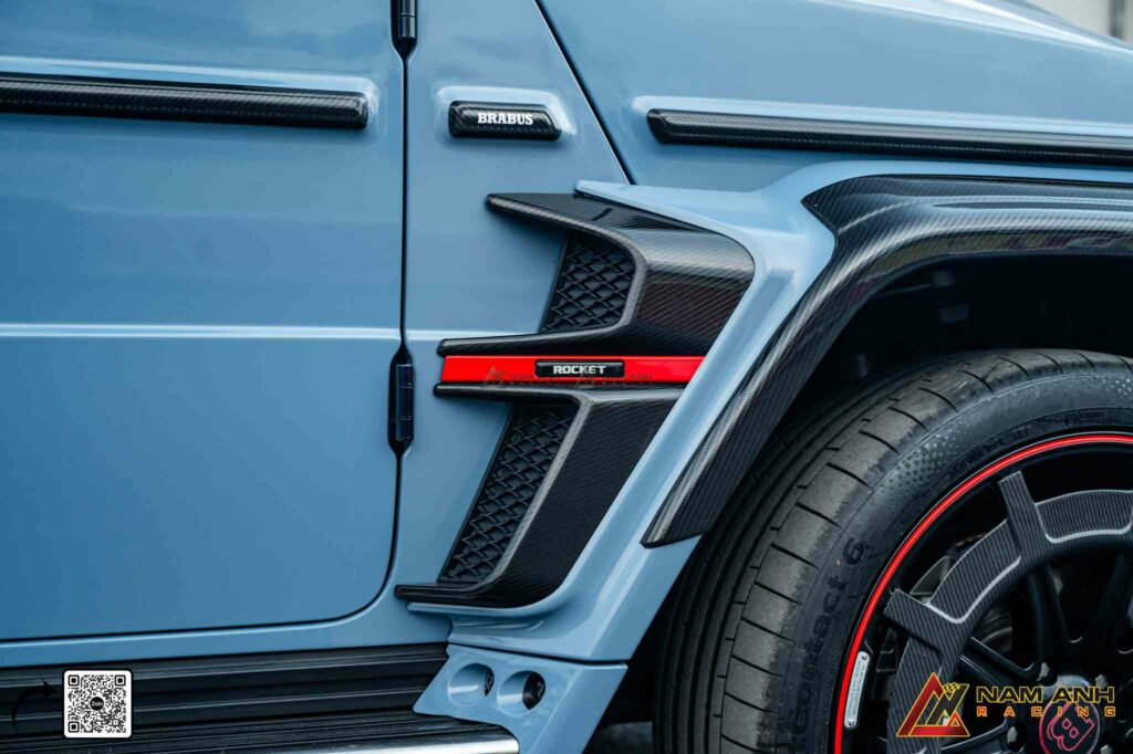 Đường viền carbon sắc nét giúp tăng chiều sâu thị giác cho thân xe