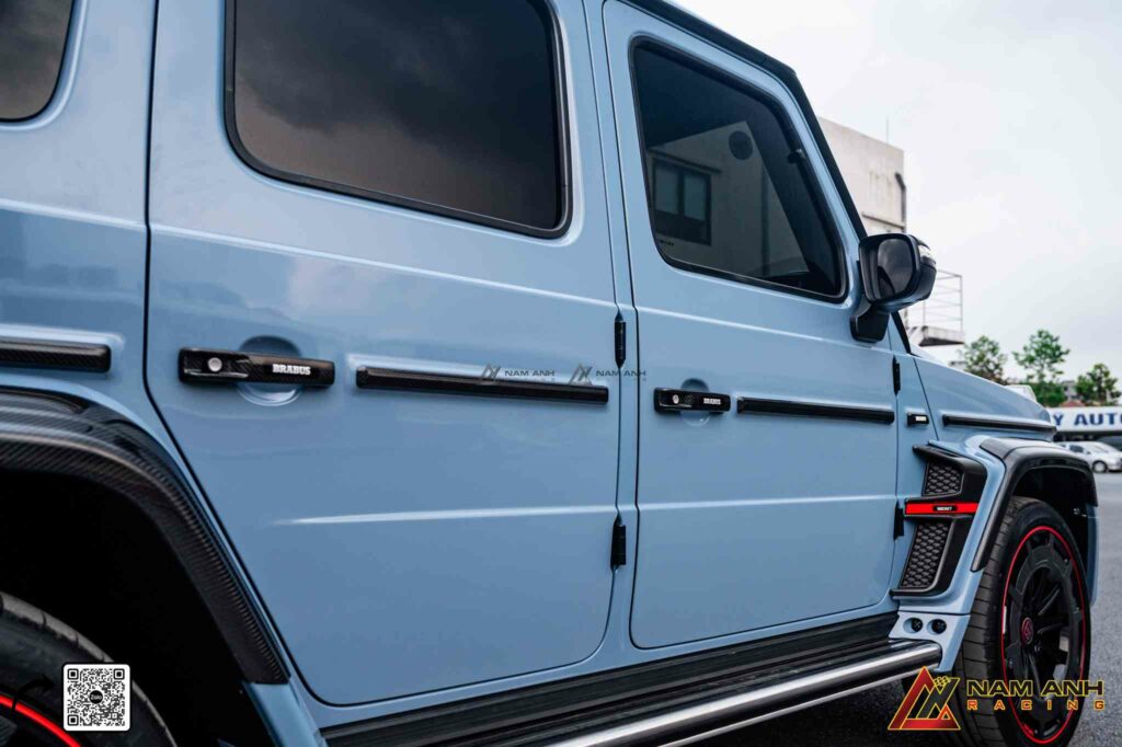 Nẹp cửa carbon được cắt gọn chính xác, ăn khớp hoàn hảo với thân xe

