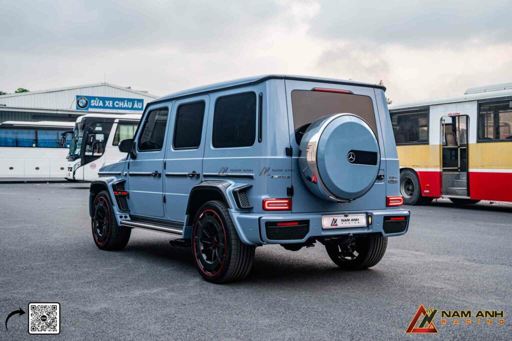 Cản sau và ốp hông carbon của bản độ Brabus 900 Rocket

