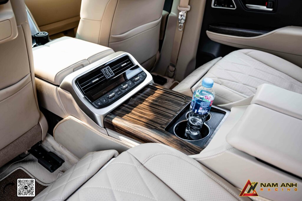 Ghế sau MBS đi cùng hệ thống đèn trần, ốp gỗ và cách âm – đồng bộ cả không gian.