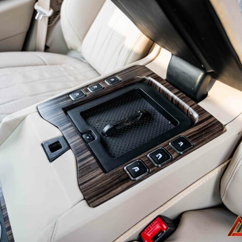 Khoang sau LC300 được làm lại hoàn toàn, từ một chiếc SUV thành không gian nghỉ ngơi đúng chuẩn.