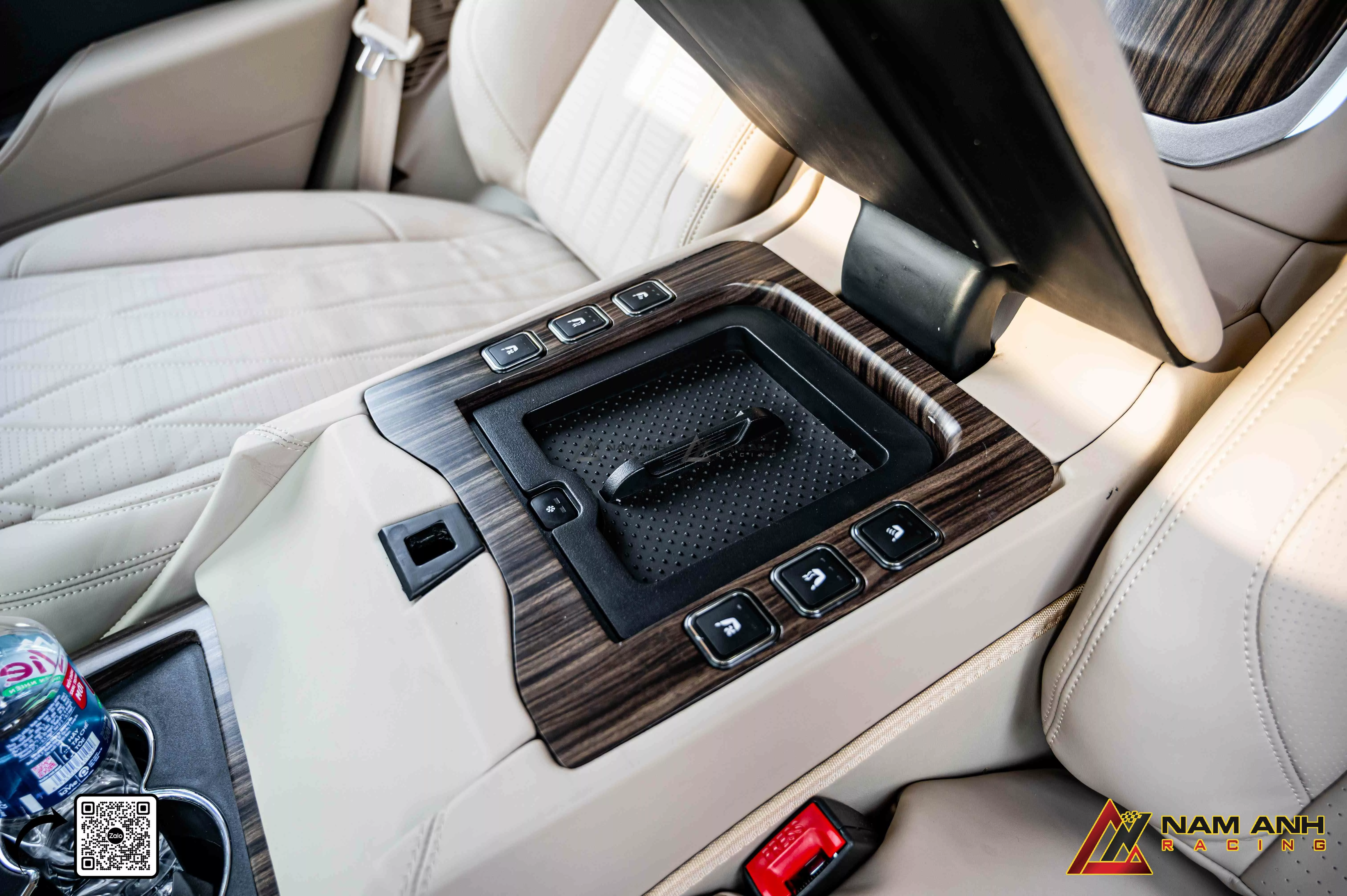 Khoang sau LC300 được làm lại hoàn toàn, từ một chiếc SUV thành không gian nghỉ ngơi đúng chuẩn.