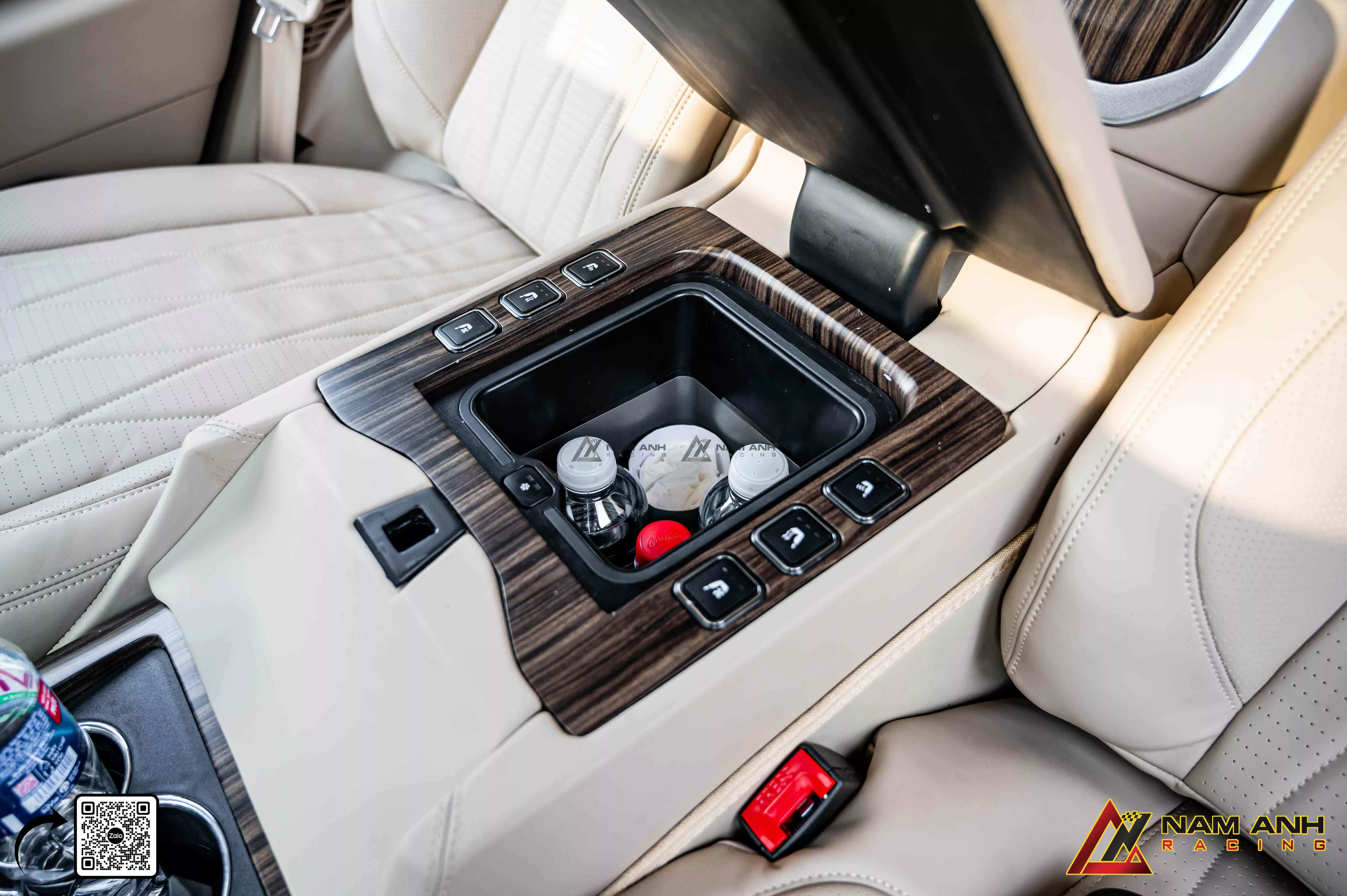 Ghế sau MBS đi cùng hệ thống đèn trần, ốp gỗ và cách âm – đồng bộ cả không gian.