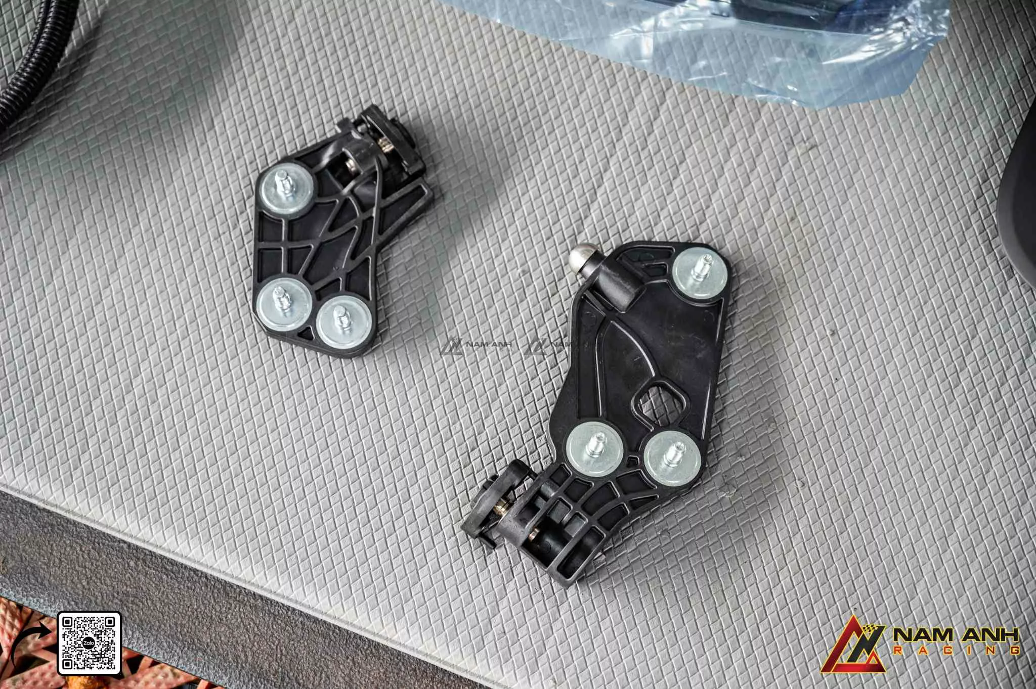 Màn hình HUD hỗ trợ quan sát tốc độ, dẫn đường và cảnh báo an toàn mà không cần rời mắt khỏi đường