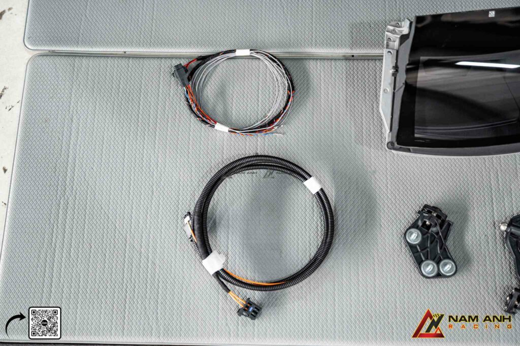 Hệ thống HUD tích hợp trên Porsche Cayenne 9Y0 giúp hiển thị thông tin ngay trong tầm mắt người lái