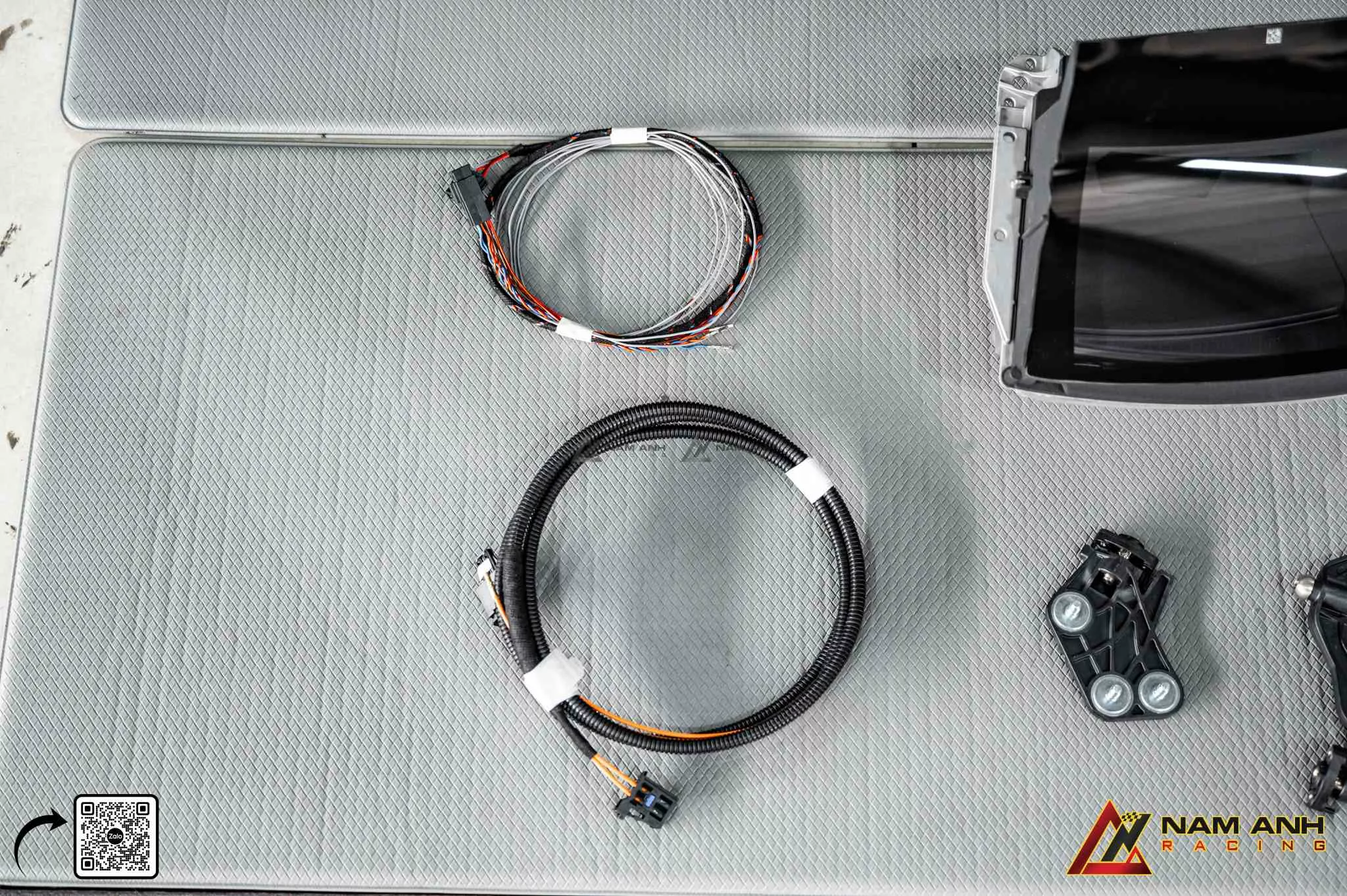 Hệ thống HUD tích hợp trên Porsche Cayenne 9Y0 giúp hiển thị thông tin ngay trong tầm mắt người lái