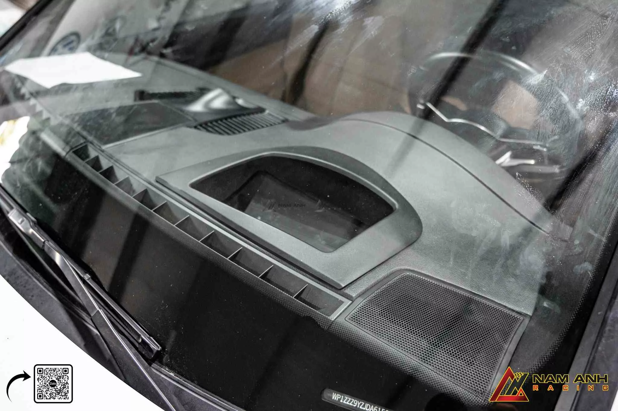 Giao diện HUD được thiết kế gọn gàng, dễ đọc, phù hợp với phong cách sang trọng của Porsche