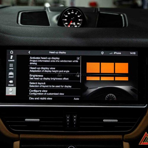 HUD Porsche Cayenne 9Y0 hiển thị thông tin tốc độ, điều hướng và an toàn ngay trên kính lái