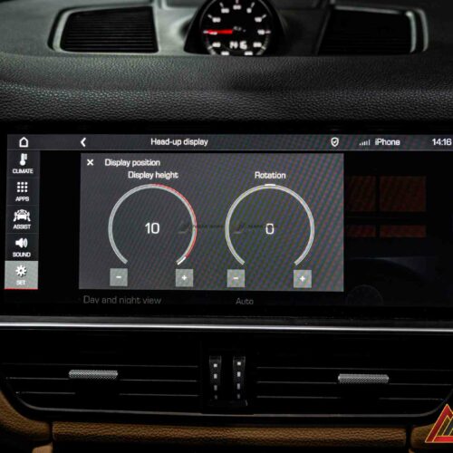 Giao diện hiển thị HUD sắc nét, chống chói, phù hợp với điều kiện ánh sáng thay đổi liên tục