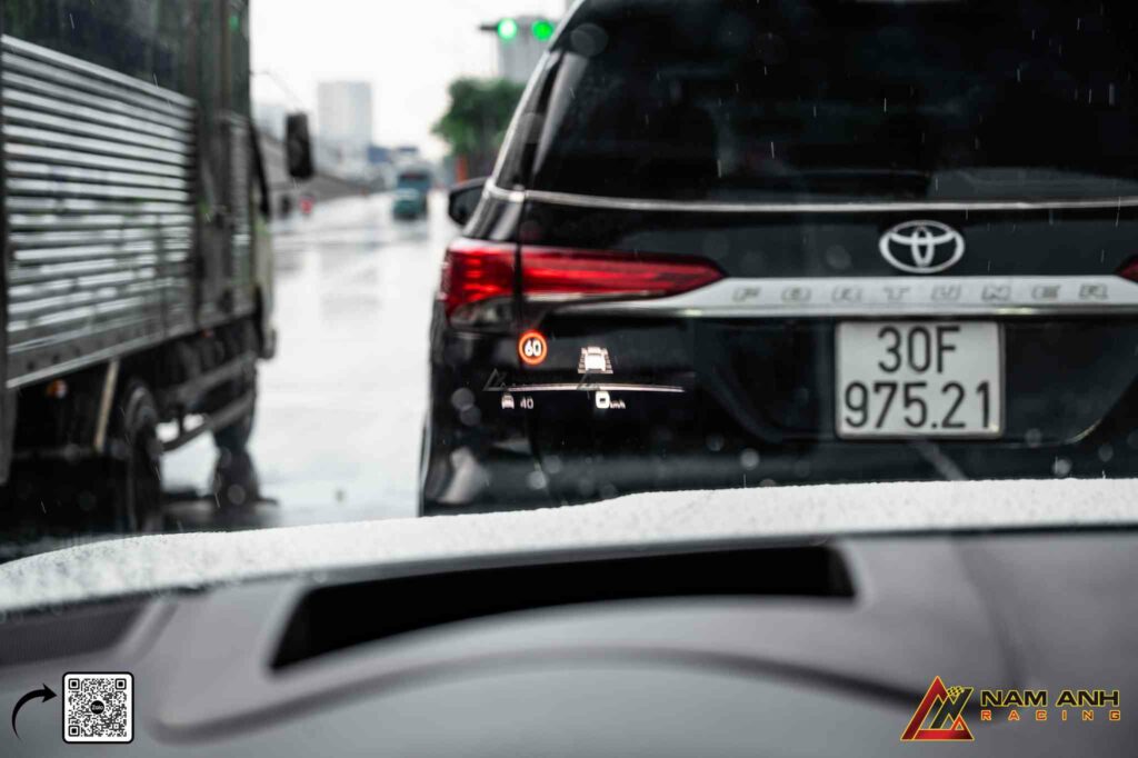 HUD hoạt động liền mạch, hiển thị chuẩn trên nền giao diện gốc của Cayenne 9Y0

