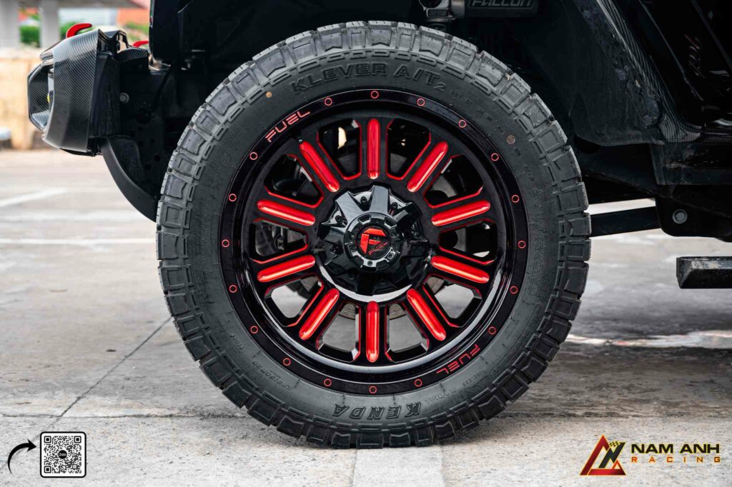 Cấu hình mâm lốp giúp nâng gầm, cải thiện góc tiếp cận khi leo dốc hoặc lội nước.


