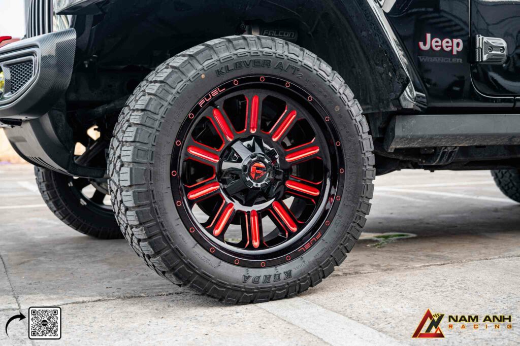 Bộ mâm Fuel mang lại dáng đứng vững, gân guốc đúng tinh thần Rubicon.

