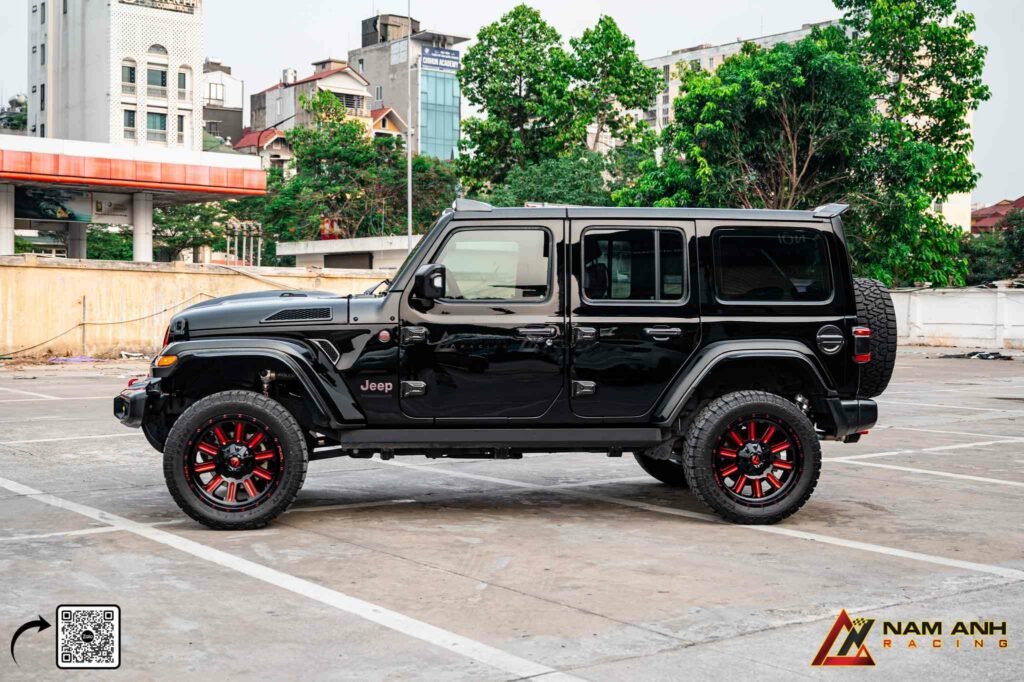 Khi nhìn ngang, bộ đôi cản tạo hình khối mạnh mẽ, dứt khoát.

