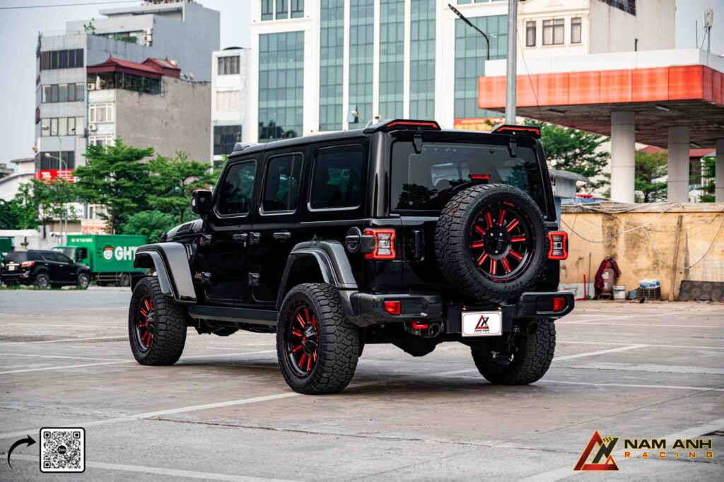 Tổng thể cản sau – góc cạnh, hiện đại, và đậm chất cá tính.

