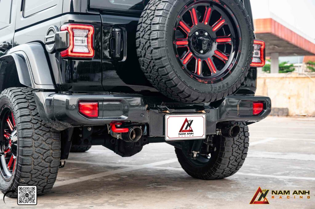 Pô độ CGW đặt gọn dưới cản sau, tạo hiệu ứng âm thanh thể thao uy lực.