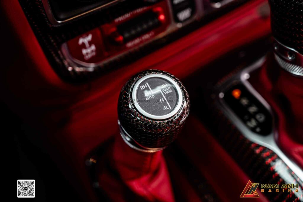 Bề mặt da xử lý nhám nhẹ, chống trượt khi điều khiển trong thời gian dài.

