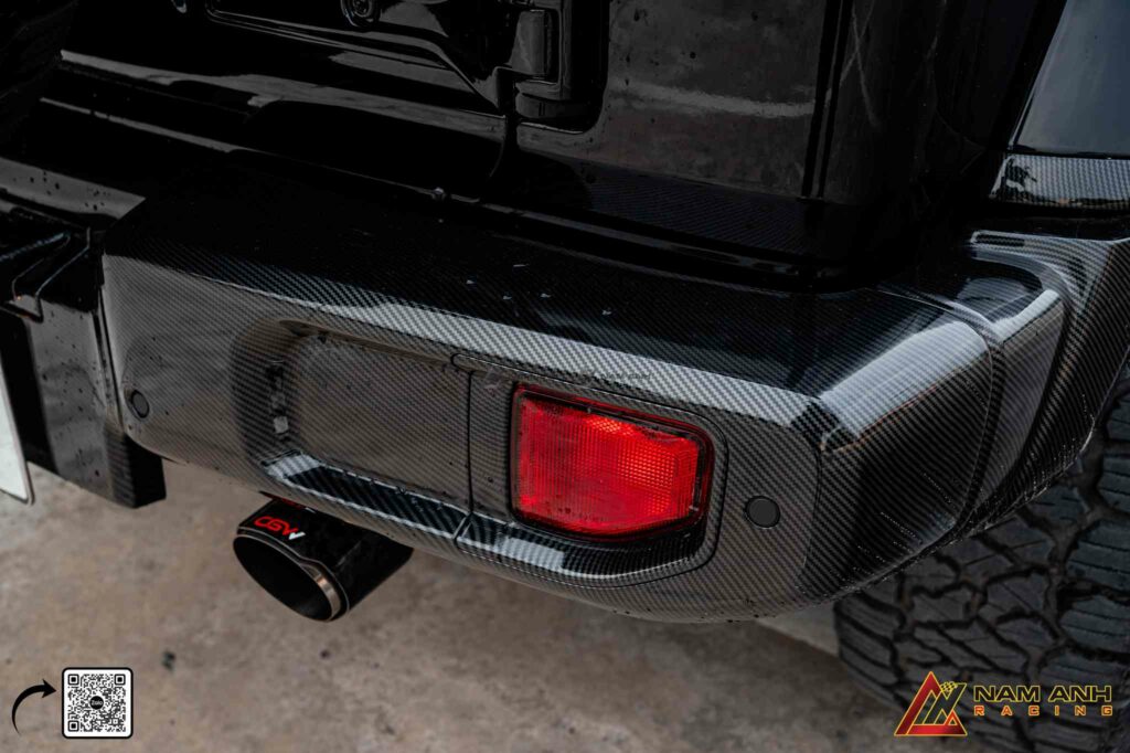 Cặp cản carbon kết hợp pô độ CGW tạo nên bộ ba nâng tầm diện mạo tổng thể.