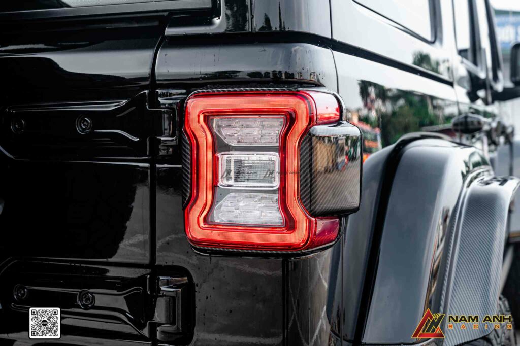 Chi tiết gân nổi ở cản sau làm nổi bật dáng xe và tạo hiệu ứng ánh sáng bắt mắt.

