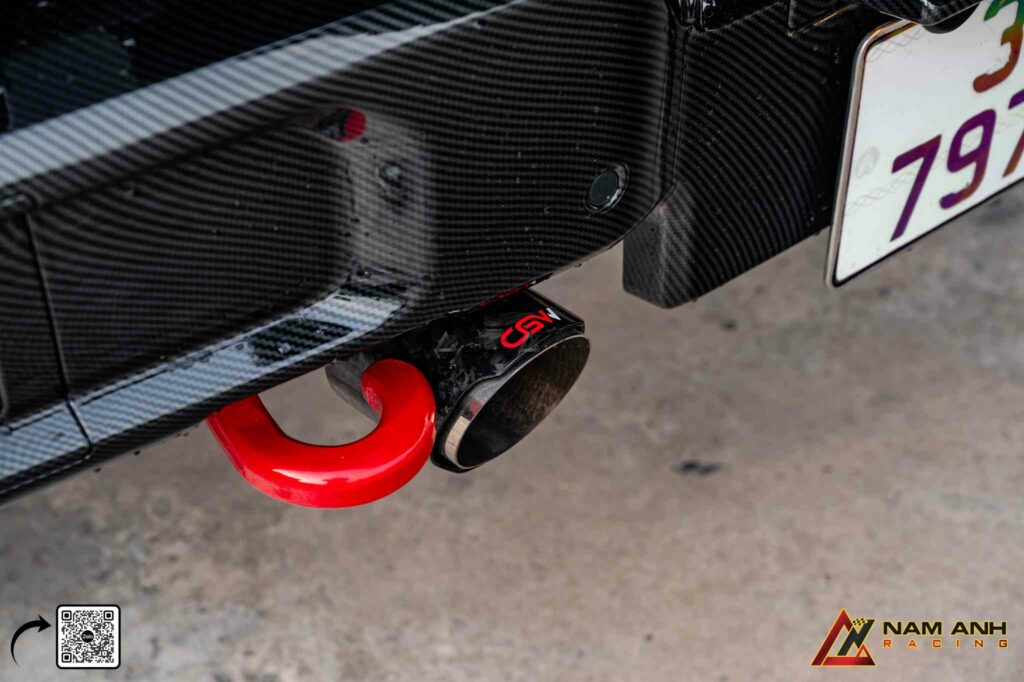 Âm thanh từ pô CGW kết hợp carbon tạo trải nghiệm lái đầy kích thích.

