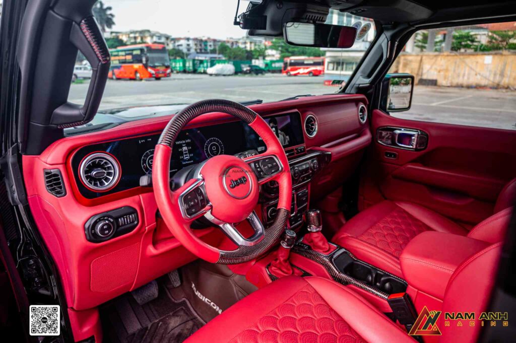 Toàn bộ cabin phủ da đỏ cao cấp – nổi bật và khác biệt ngay từ ánh nhìn đầu tiên.