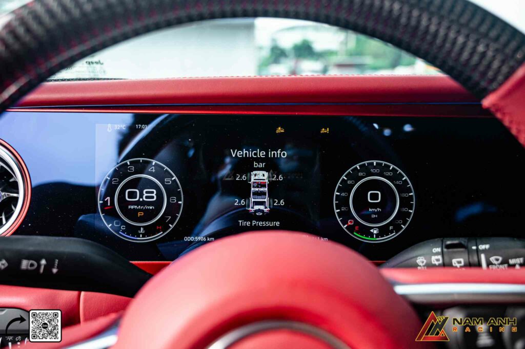 Chi tiết ốp carbon điểm xuyết ở bảng tablo và bệ trung tâm – giữ đúng chất xe độ.

