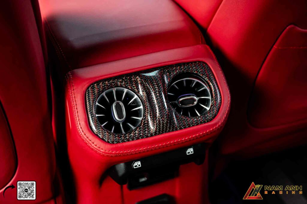 Kết hợp giữa tiện nghi và thẩm mỹ – đúng chuẩn khoang ngồi của xe sang.

