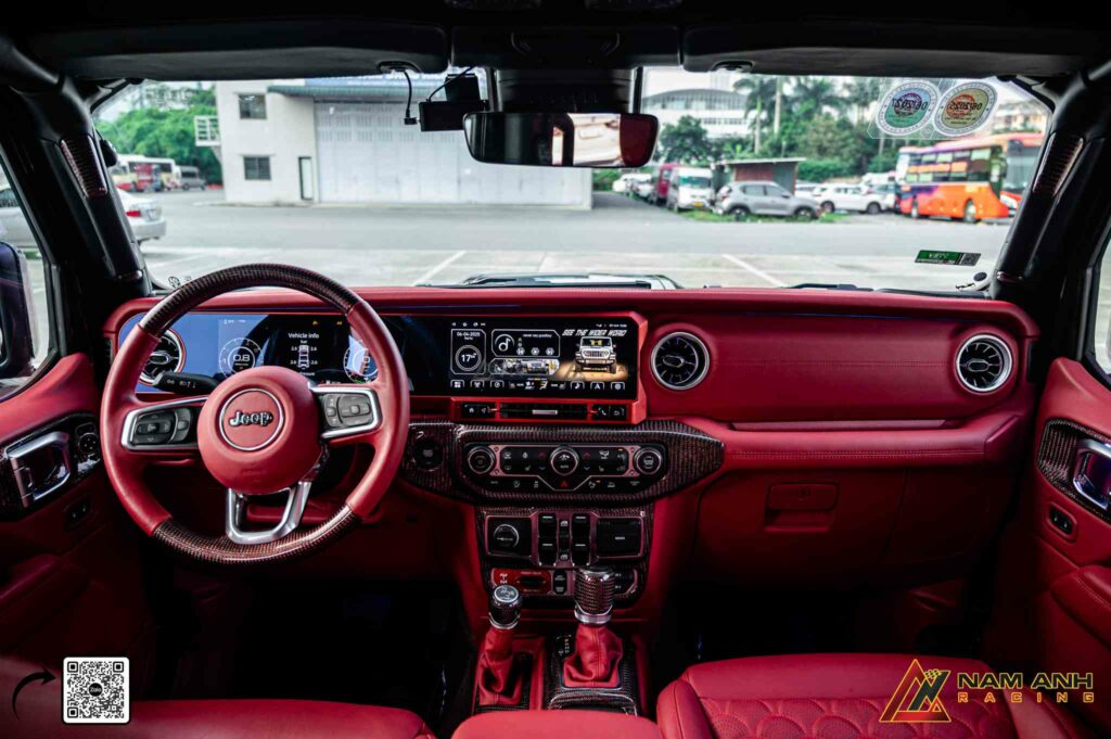 Bảng tablo, bệ cần số và viền cửa đều được phủ carbon – hoàn thiện tổng thể gọn sắc.

