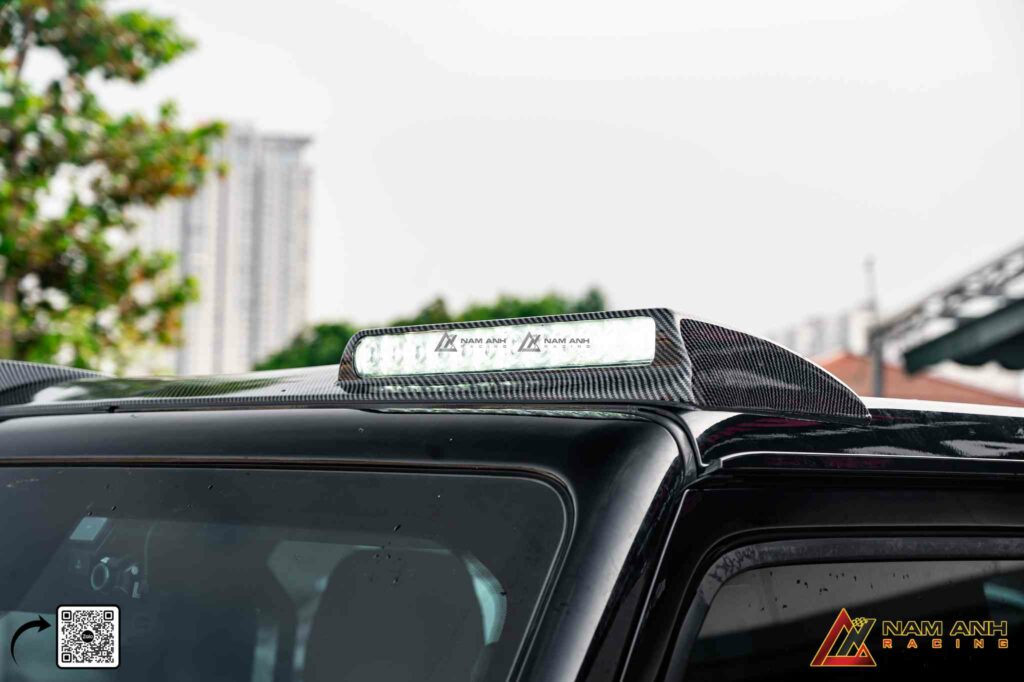 Chi tiết đèn đặt gọn trên mui, không phá form tổng thể.

