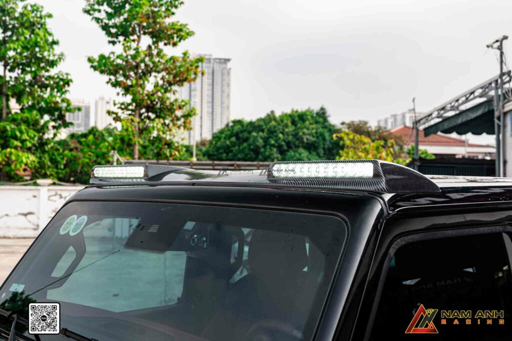 Đèn LED công suất lớn, hỗ trợ di chuyển trong môi trường thiếu sáng.

