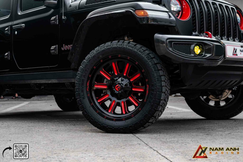 Mâm Fuel 20 inch kích thước lớn, thiết kế cứng, chuẩn chất địa hình.