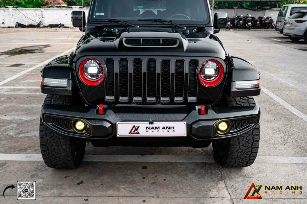 Cản trước full carbon – thiết kế góc cạnh, chuẩn phong cách off-road mạnh mẽ.

