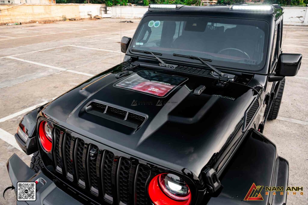 Góc nhìn trực diện cho thấy độ dứt khoát trong từng đường nét của cản trước.